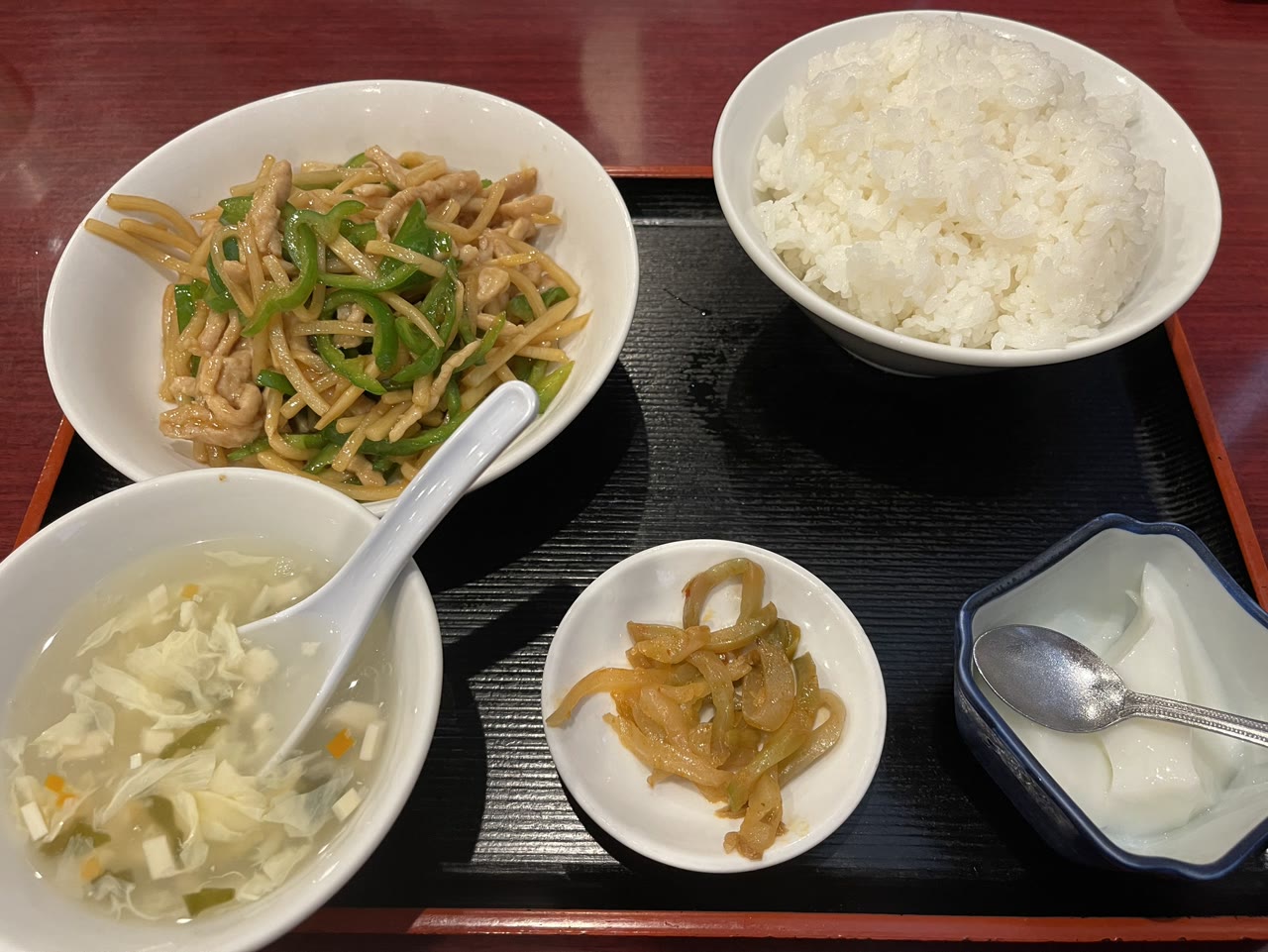 青椒肉絲定食のトレイ全景。青椒肉絲、大盛りご飯、スープ、ザーサイ、杏仁豆腐