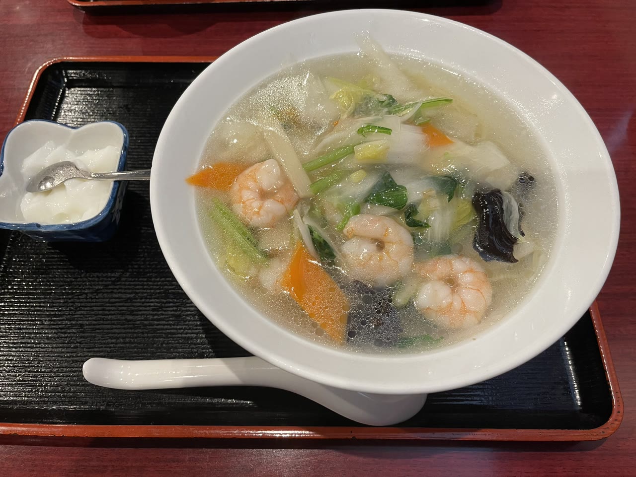 えびそば。透き通った塩ベースのスープに、大きな海老が6個、たっぷりの野菜ときくらげ